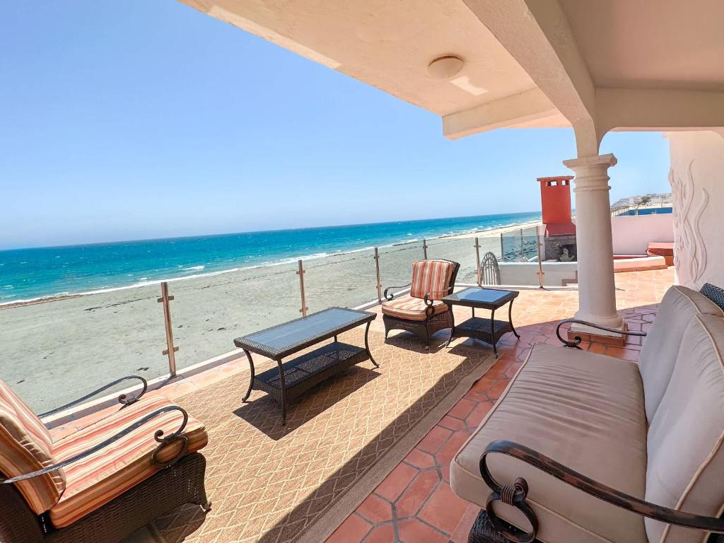 Your Beachfront Escape Close to Everything - 1