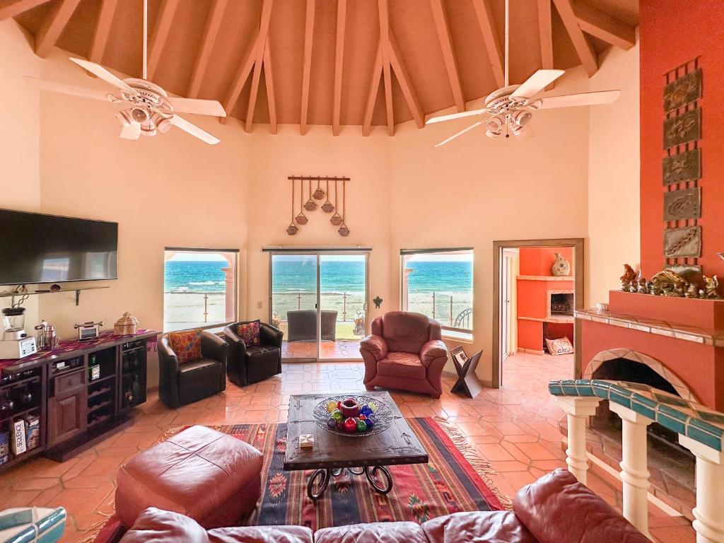 Your Beachfront Escape Close to Everything - 4