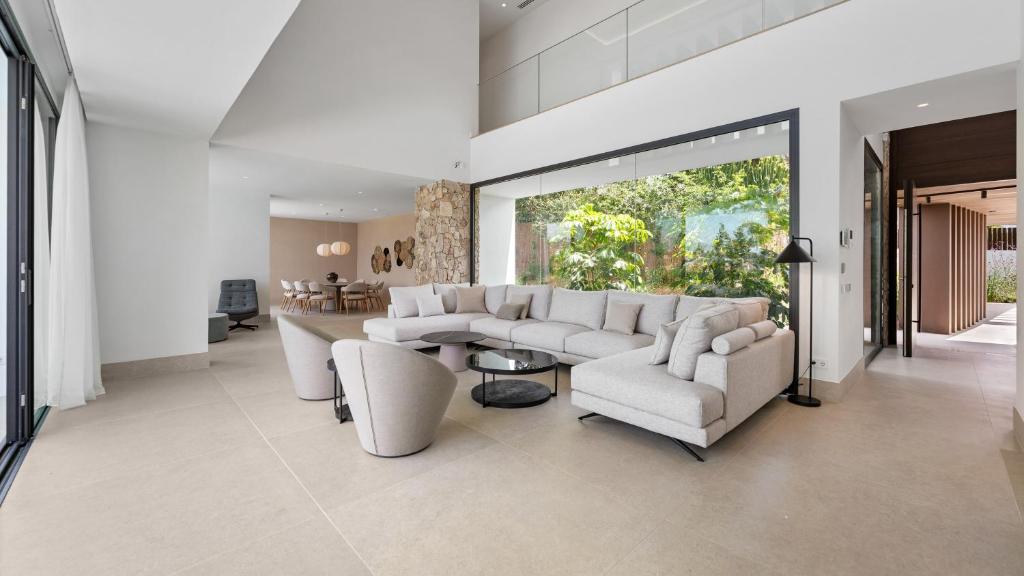 VACATION MARBELLA I Villa The Address, Brand-New Villa, Private Turquoise Pool, 6BDR, Prime Golf Valley Location, Minutes from Puerto Banus, Luxury Interiors, Private GYM, Lounge Bar - 3