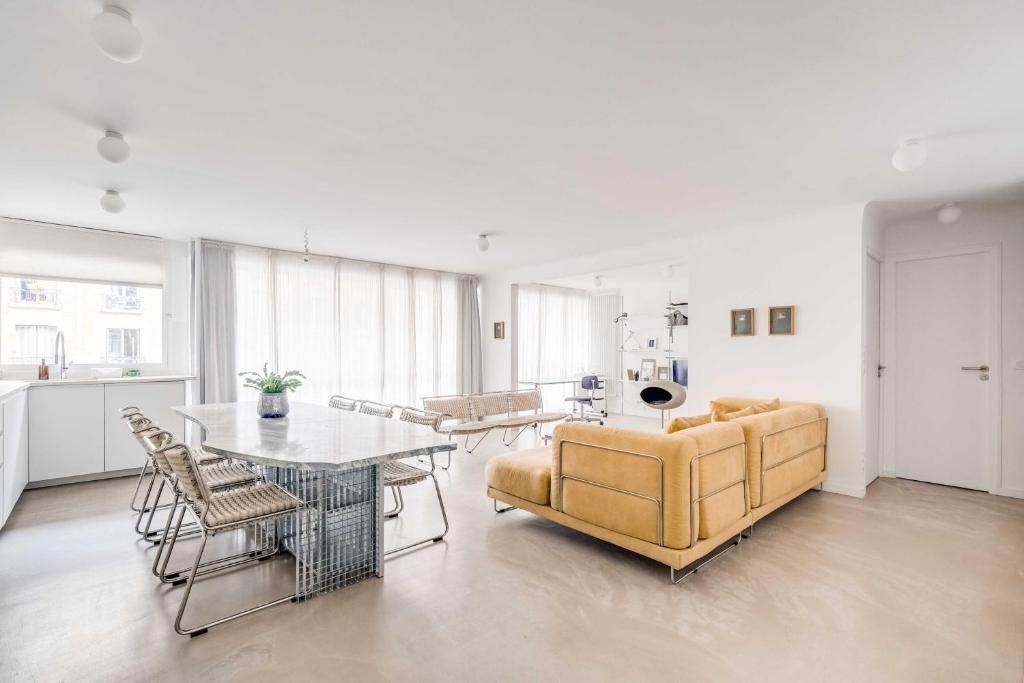Modern 1BDR 2P flat with a balcony – Ménilmontant - 1