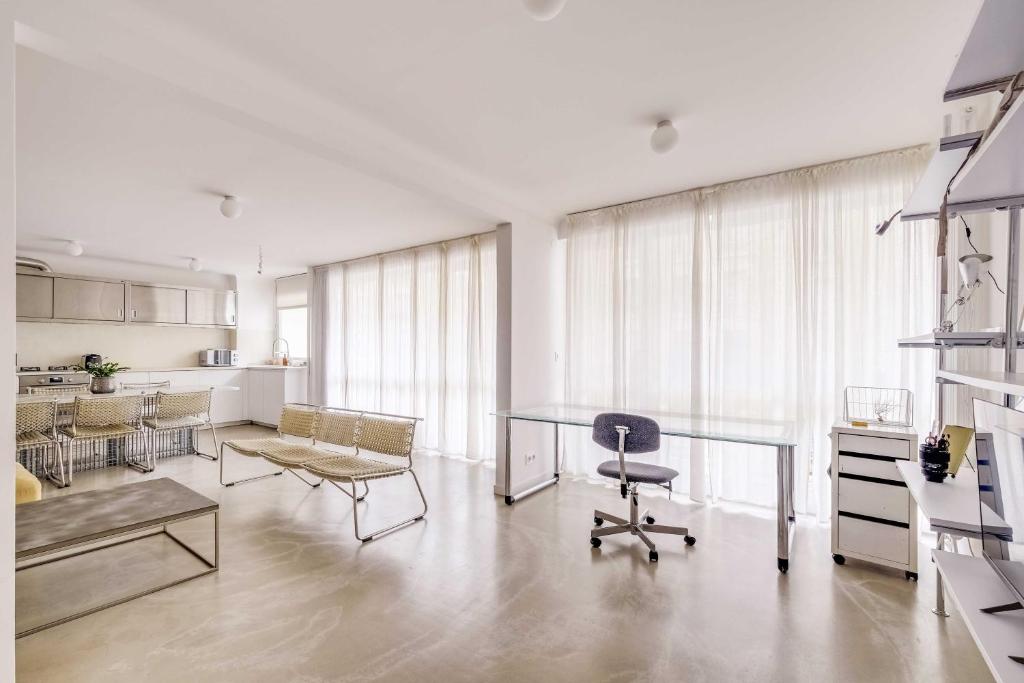 Modern 1BDR 2P flat with a balcony – Ménilmontant - 4