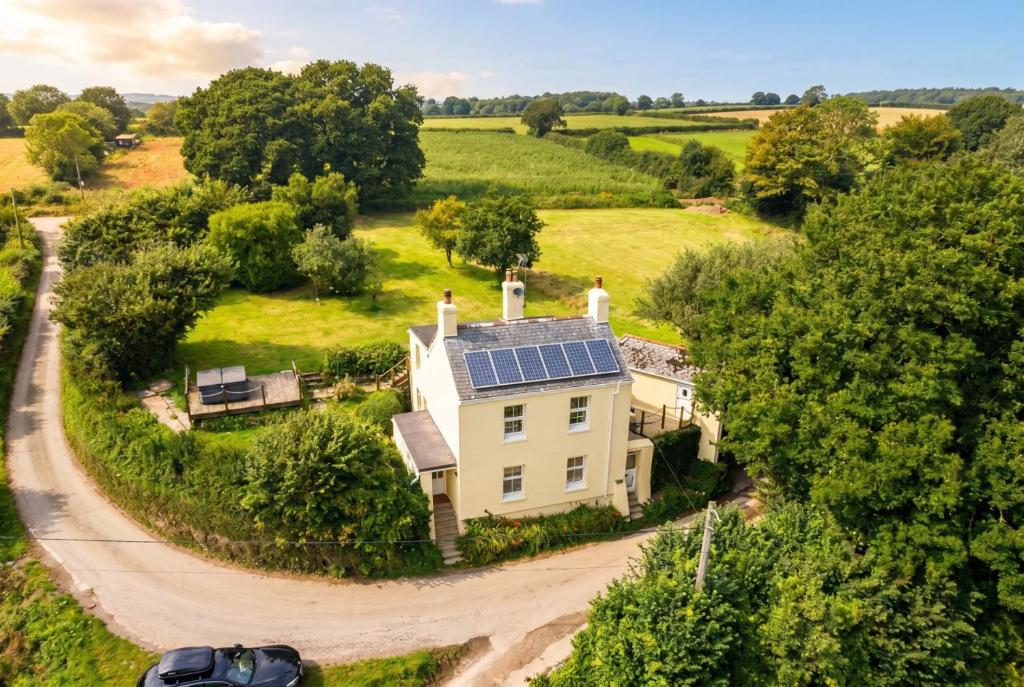 Clotted Cream Cottage - pet-friendly rural cottage with hot tub near Dartmouth