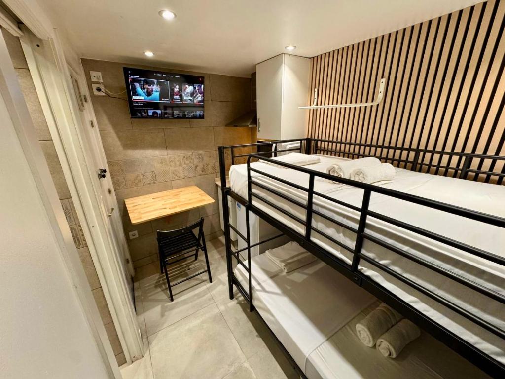 Nuevo Estudio con baño privado frente al metro BCN - 3