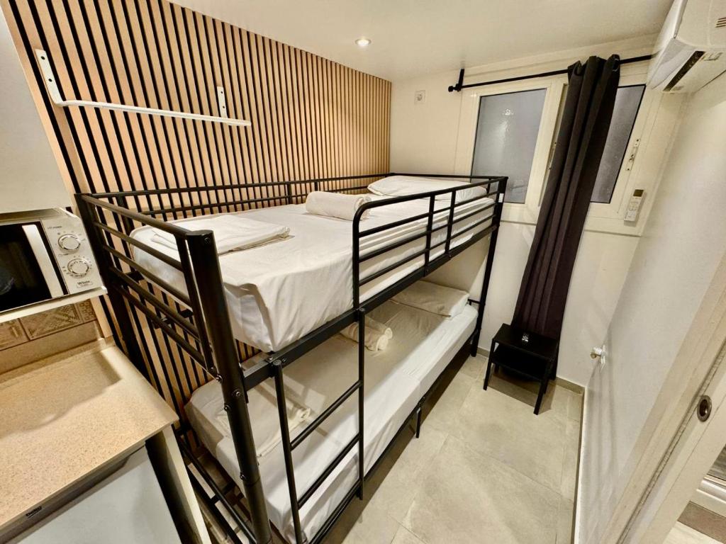 Nuevo Estudio con baño privado frente al metro BCN - 2