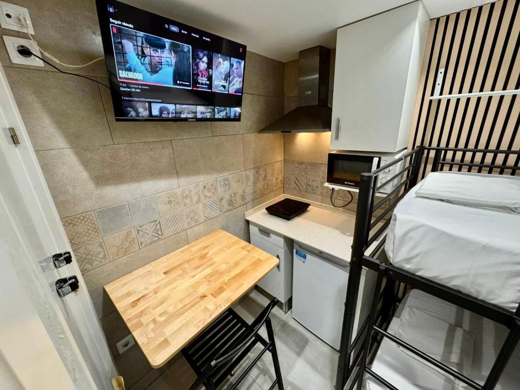 Nuevo Estudio con baño privado frente al metro BCN - 5