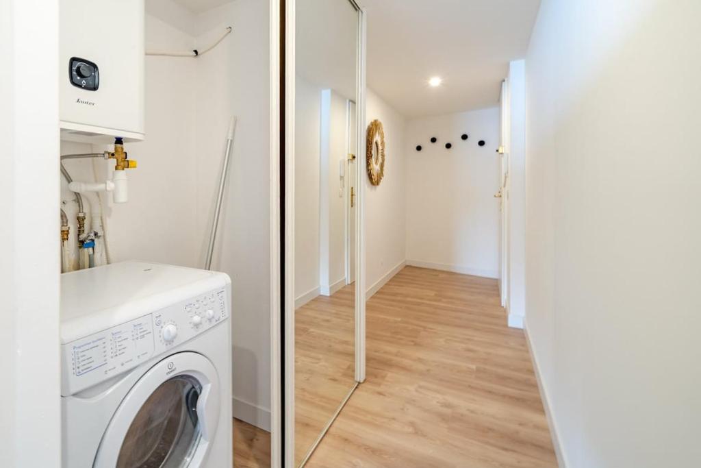 Exceptional 2 bedroom apartment with AC WiFi, sea vies and parking in Nice - 3