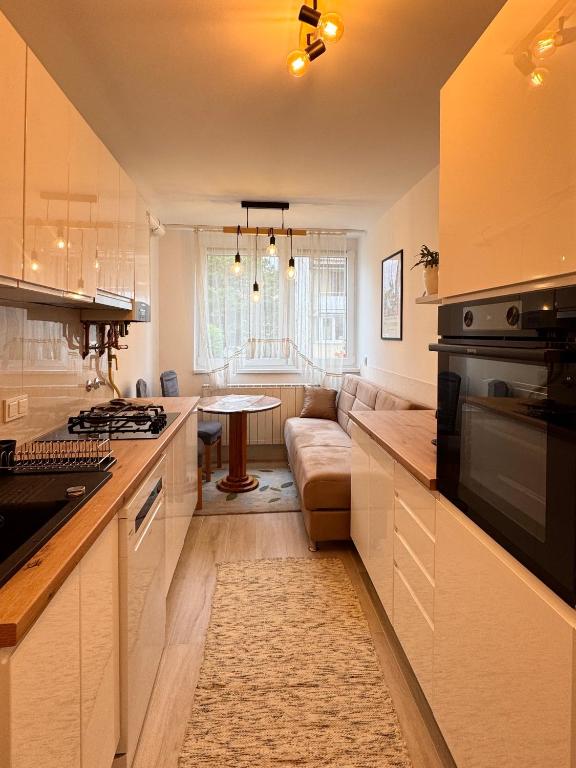 Rose Nest Airport Apartment - Balcony - Free Parking - 3