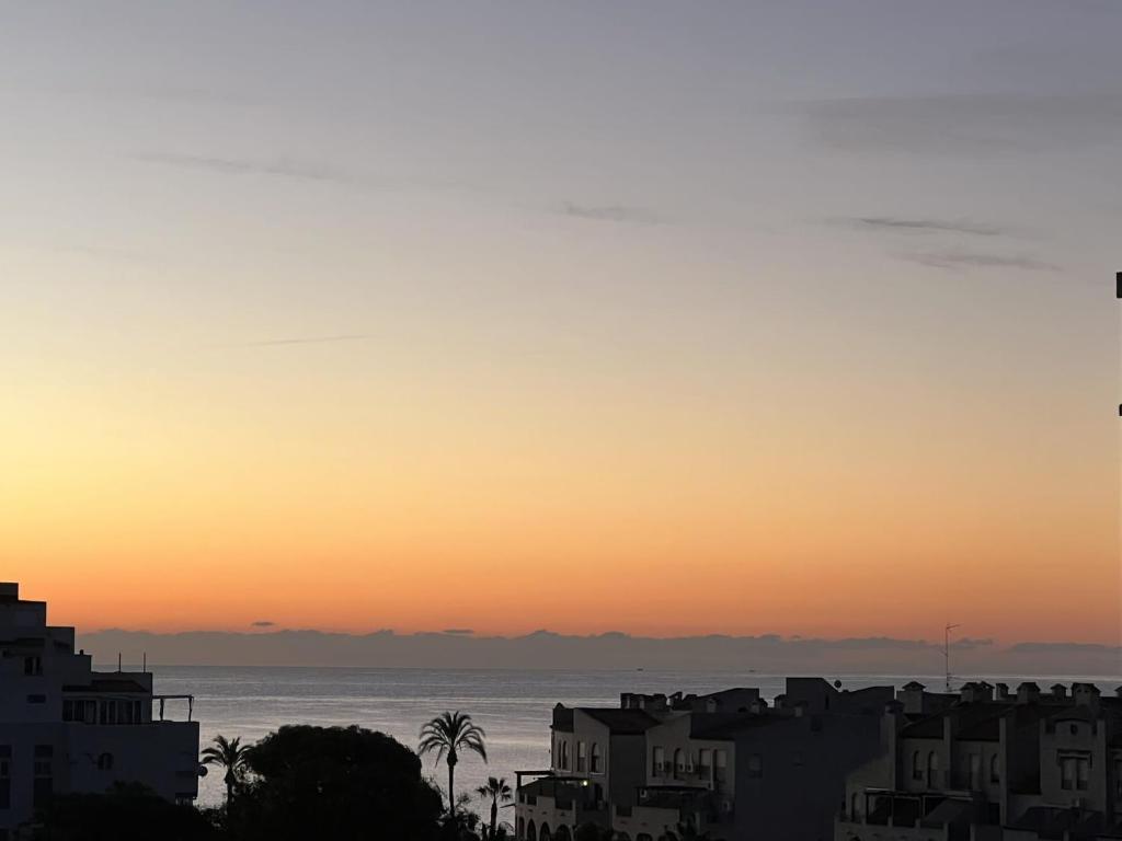 Apartamento reformado con terraza vistas al mar y a las piscinas de Magic World garaje y piscina frente a Balneario Aire acondicionadowifi - 2