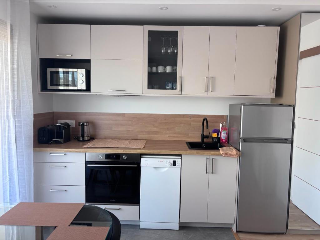 Fully renovated studio, terrace, parking, beach 3 min walk - 3