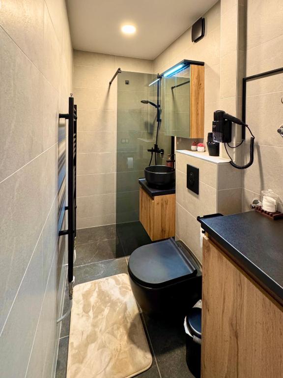 Rose Nest Airport Apartment - Balcony - Free Parking - 4