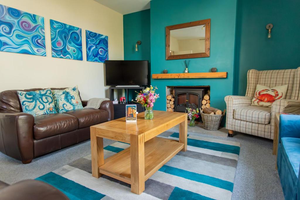 Dog Friendly Cosy Coastal Cottage with Sea Views, Portland - pet-friendly stay