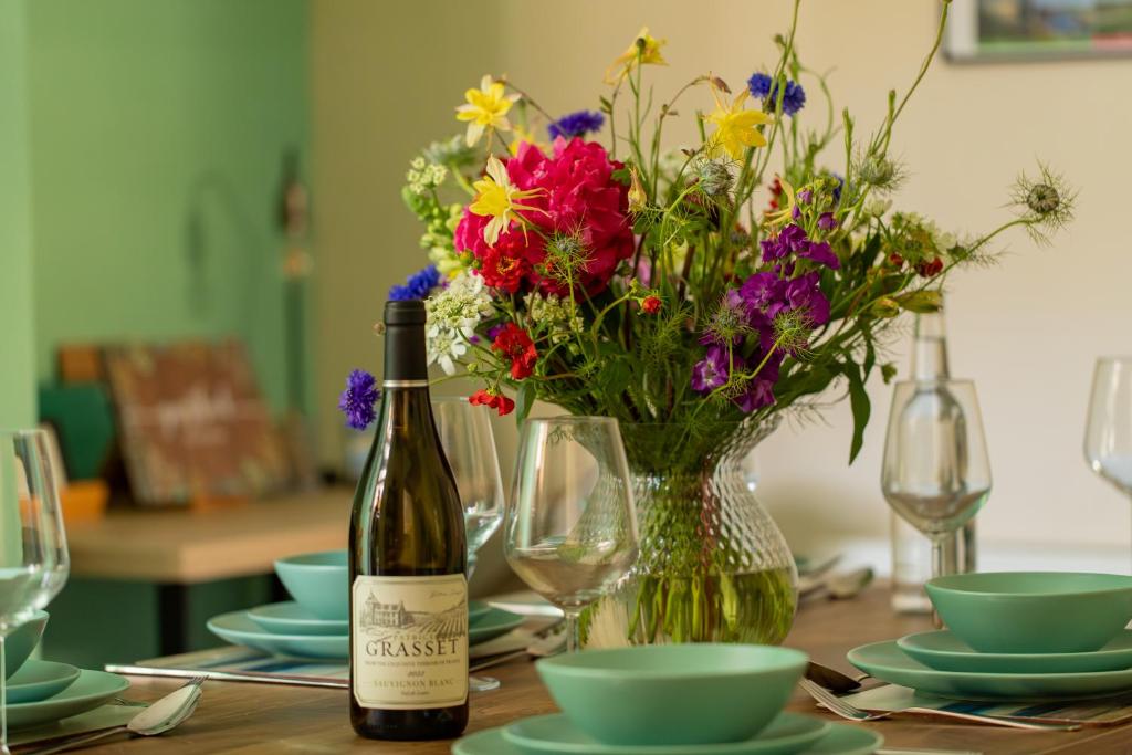Dog Friendly Cosy Coastal Cottage with Sea Views, Portland photo 6