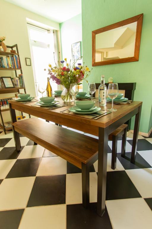 Dog Friendly Cosy Coastal Cottage with Sea Views, Portland photo 3