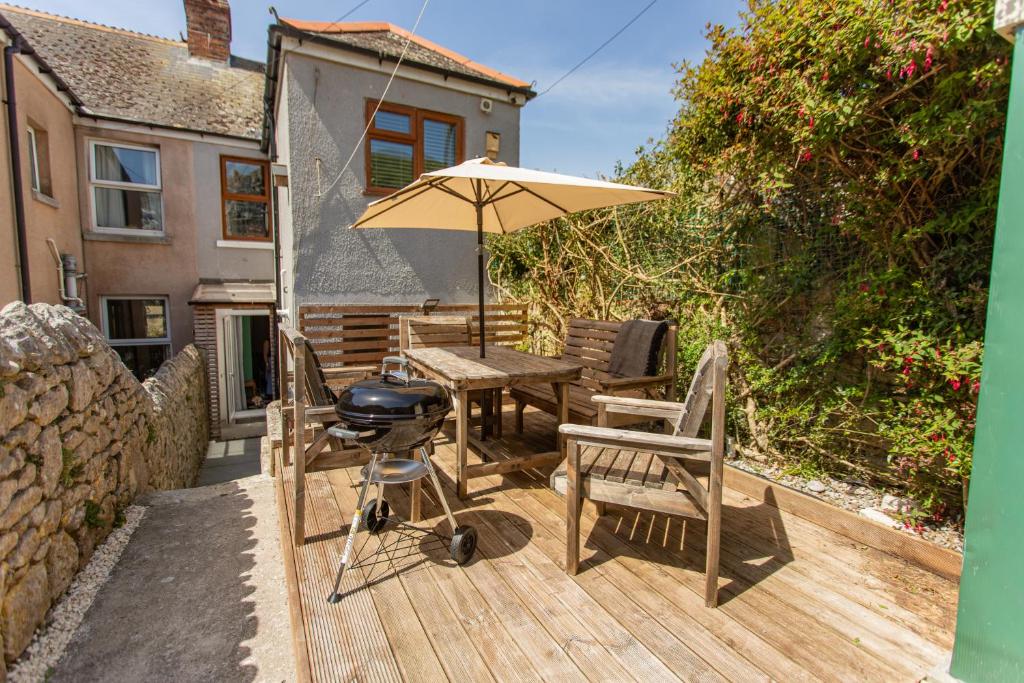 Dog Friendly Cosy Coastal Cottage with Sea Views, Portland photo 4