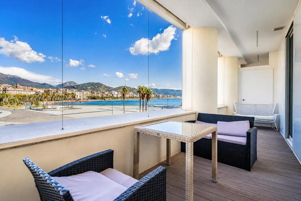 Crescent Luxury Retreat - Seafront Apartment Scala B - 1