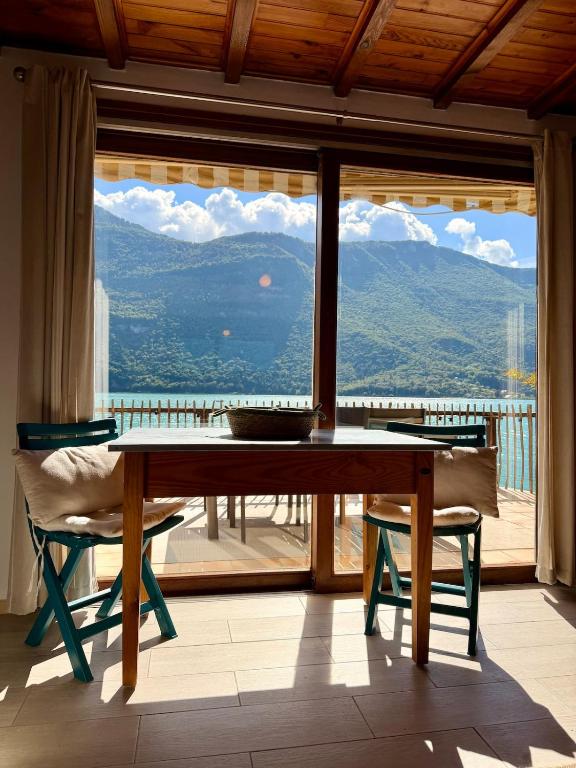 La cabane les pieds dans l'eau, accès direct au lac d'Annecy - 2