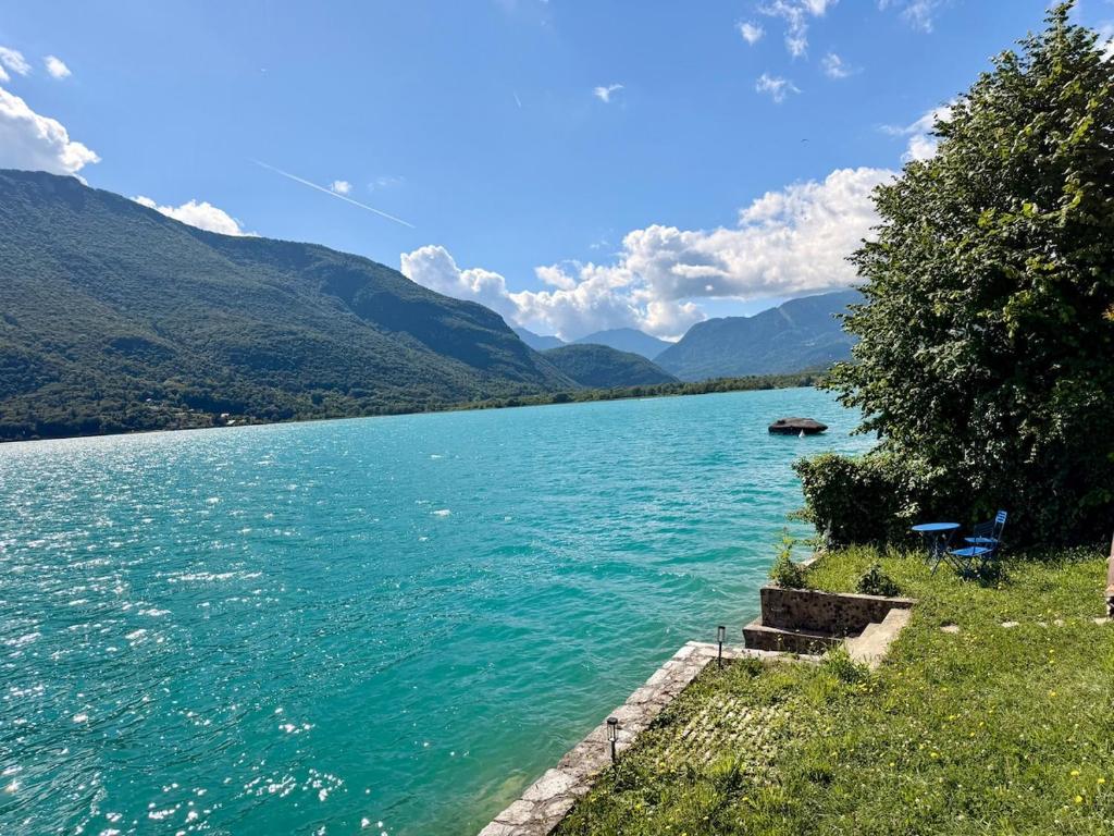 La cabane les pieds dans l'eau, accès direct au lac d'Annecy - 4