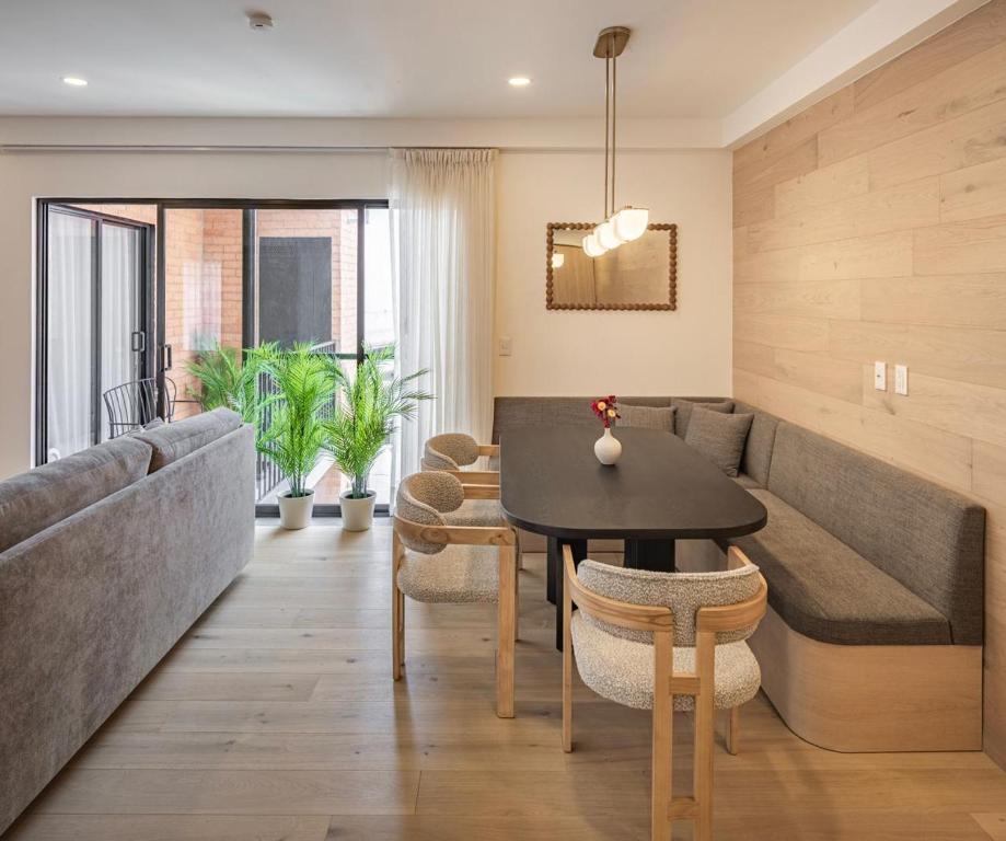 Radiant 2BR 2BA, Pool, Jacuzzi, Gym & Roof Garden - 2