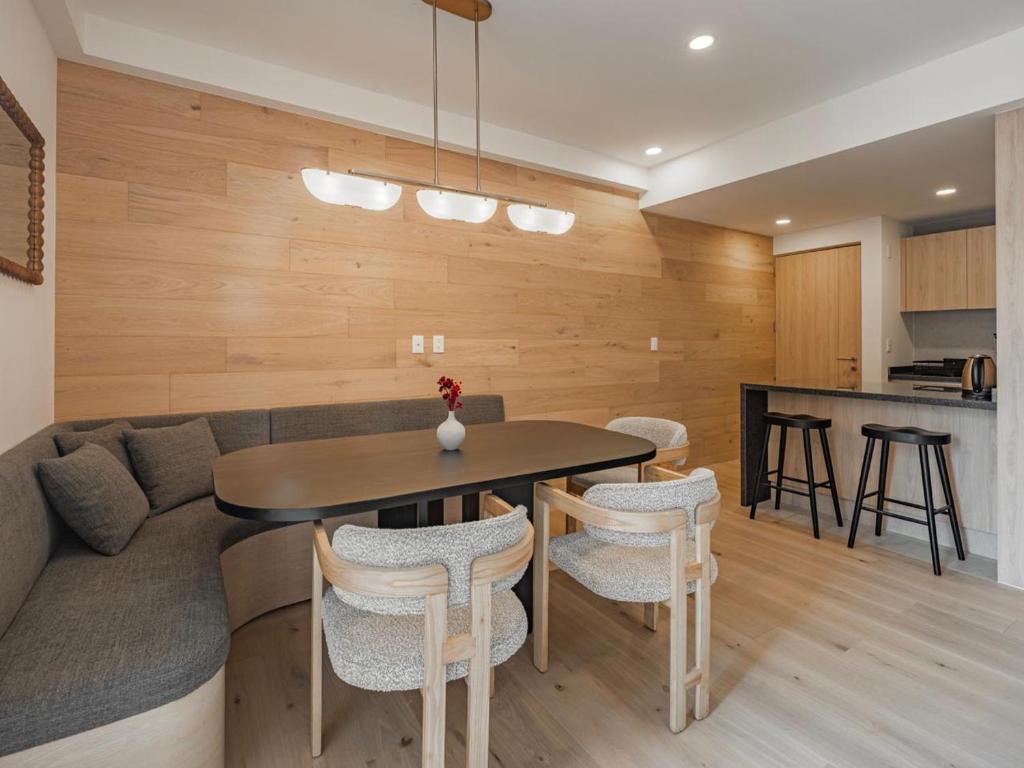 Radiant 2BR 2BA, Pool, Jacuzzi, Gym & Roof Garden - 4
