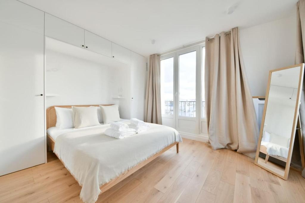 Eiffel Tower View 1BR Newly Renovated and Elegant - 2
