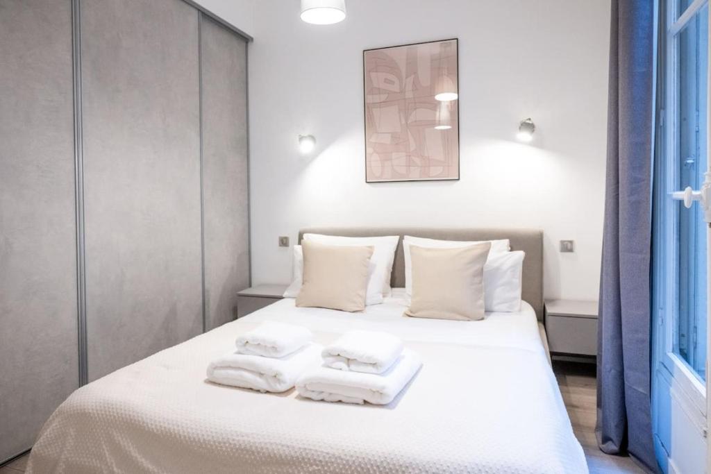 Eiffel Tower and Arc de Triomphe Elegant 1BR - 1