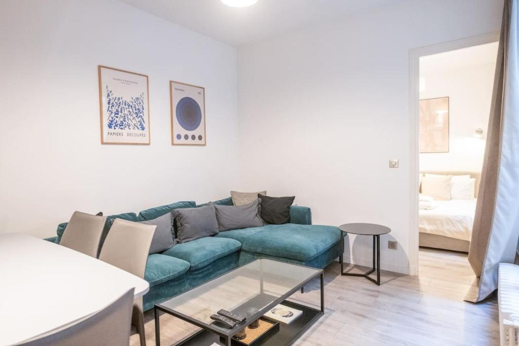 Eiffel Tower and Arc de Triomphe Elegant 1BR - 2