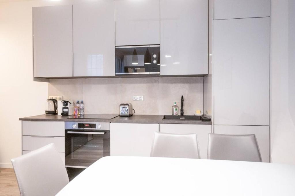 Eiffel Tower and Arc de Triomphe Elegant 1BR - 4
