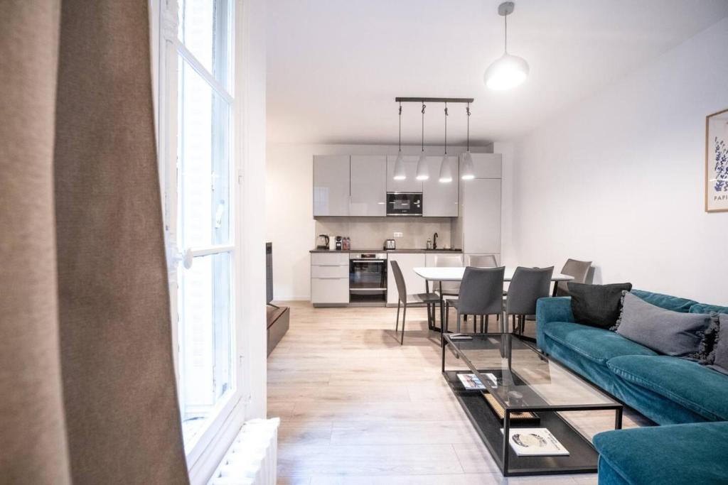 Eiffel Tower and Arc de Triomphe Elegant 1BR - 5