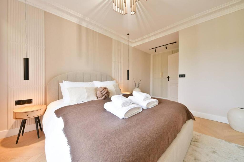 Stylish 1BR view of River Seine and Eiffel Tower - 3