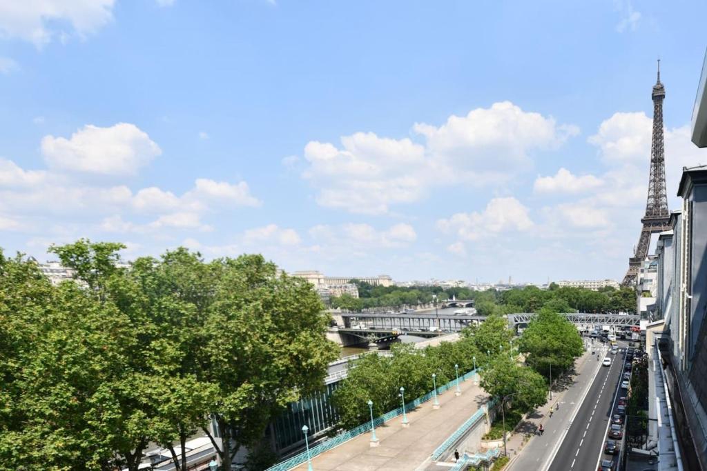 Stylish 1BR view of River Seine and Eiffel Tower - 4