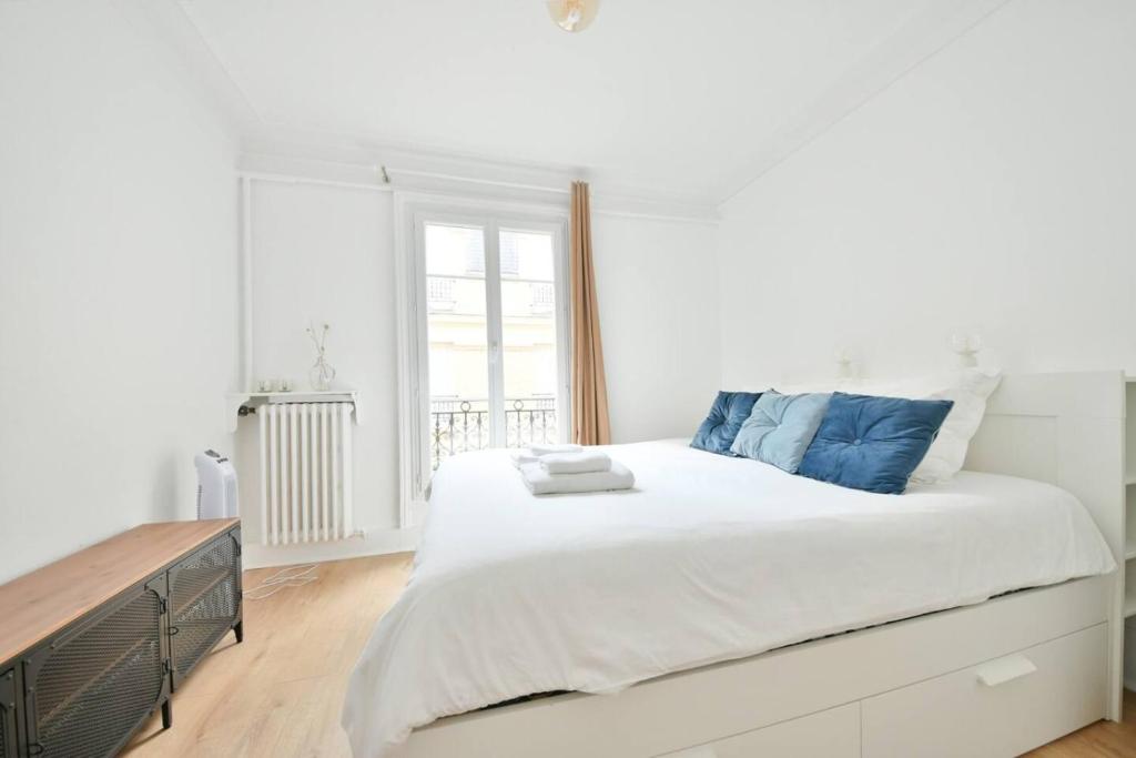 Newly furnished 2BR AC near Eiffel Tower - 1