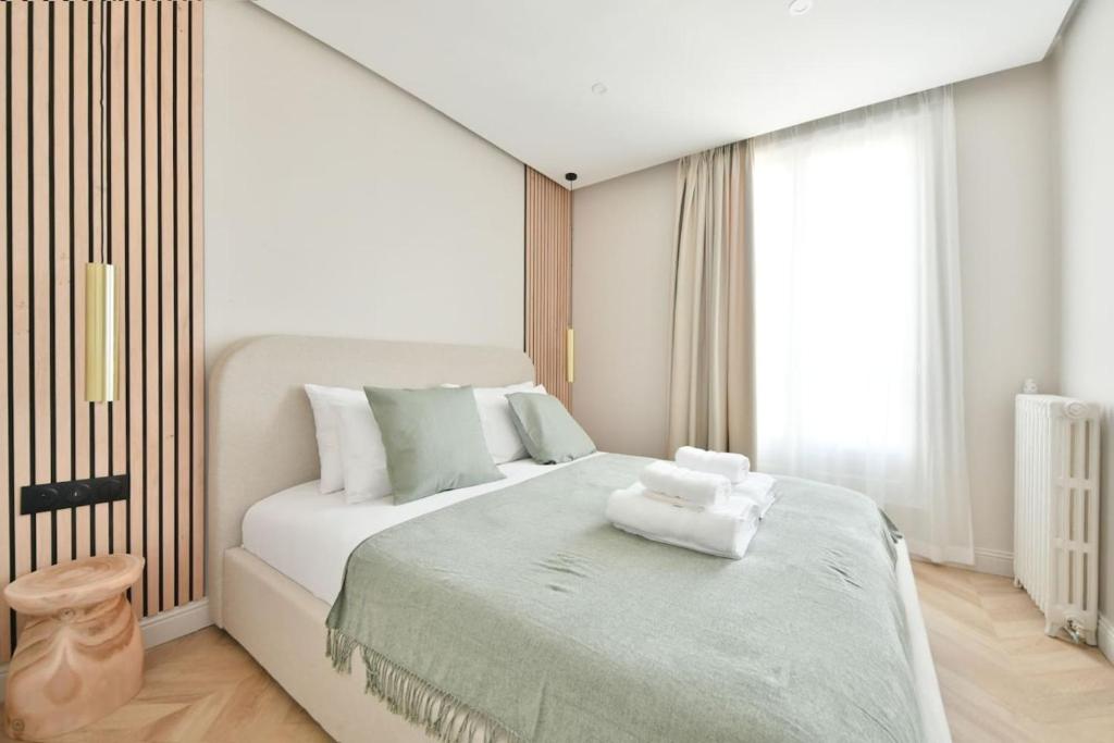 Eiffel Tower View 1BR Newly Renovated and Bright - 2