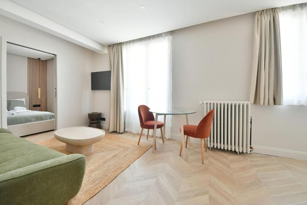Eiffel Tower View 1BR Newly Renovated and Bright - 3