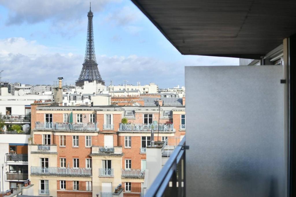 Luxury Studio with Stunning Eiffel Tower View - 2