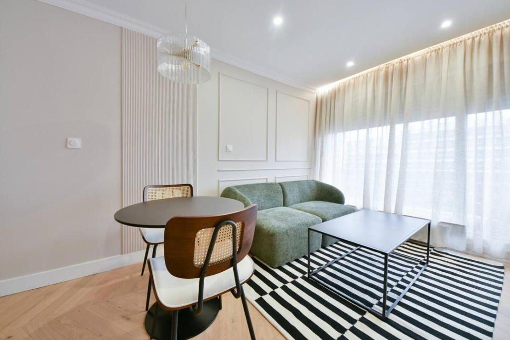 Luxury Studio with Stunning Eiffel Tower View - 3