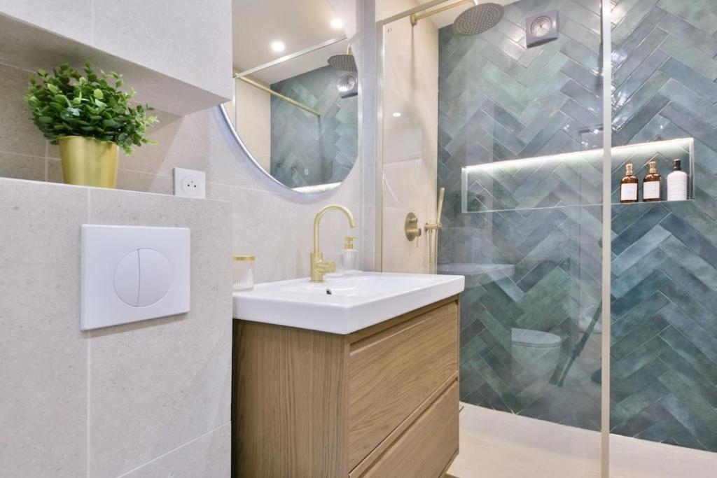 Luxury Studio with Stunning Eiffel Tower View - 4