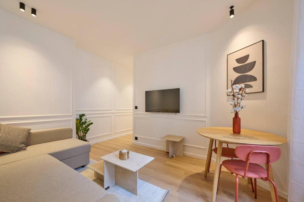 Chic Cozy 1BR Near Eiffel Tower Netflix and WiFi - 2