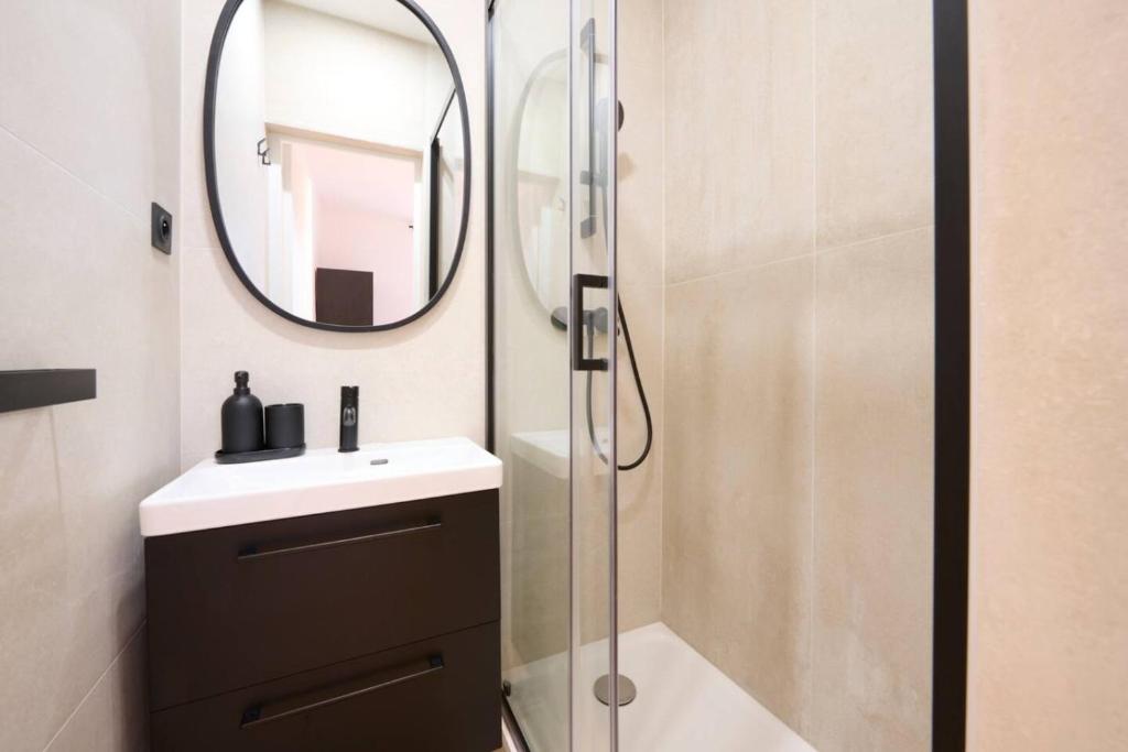 Chic Cozy 1BR Near Eiffel Tower Netflix and WiFi - 5