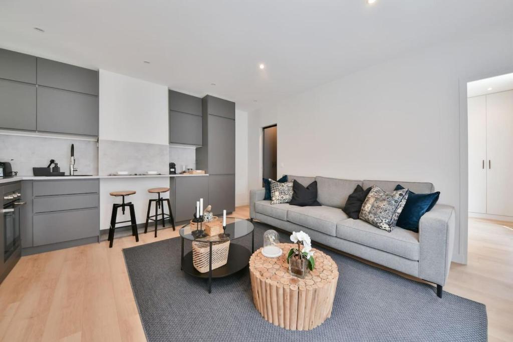 Chic 1BR Central Location Newly Refurbished - 1
