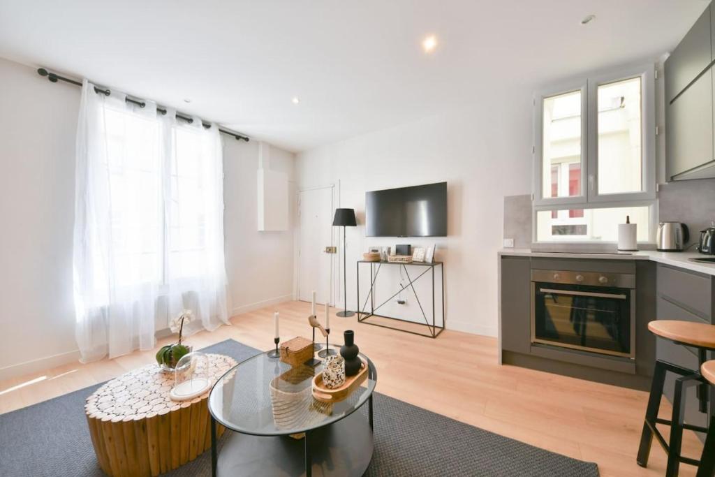 Chic 1BR Central Location Newly Refurbished - 4
