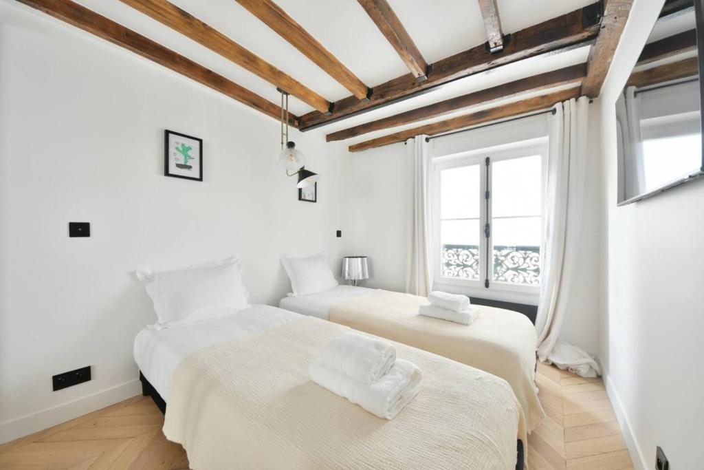Luxurious 3BR near Champs Elysees Parisian Charm - 1