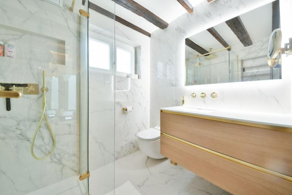 Luxurious 3BR near Champs Elysees Parisian Charm - 3