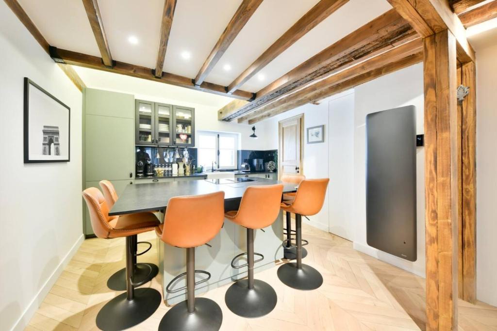 Luxurious 3BR near Champs Elysees Parisian Charm - 5