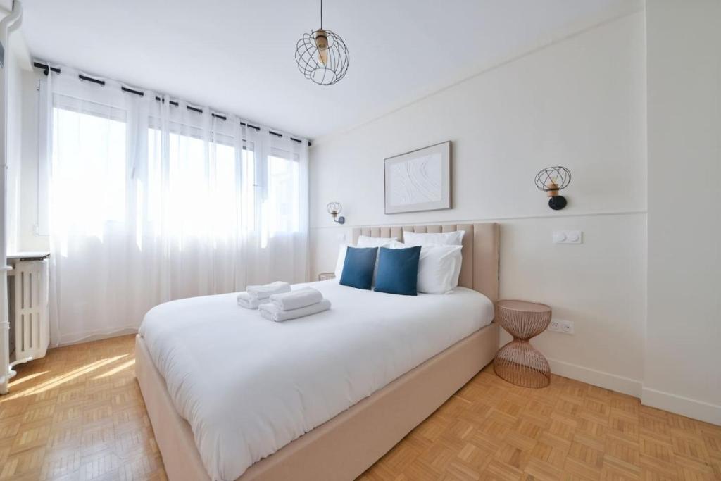 Gorgeous unit next to the Seine and Eiffel Tower - 1