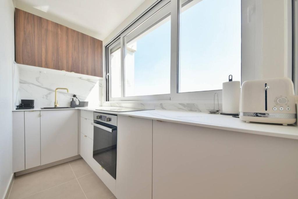 Gorgeous unit next to the Seine and Eiffel Tower - 4