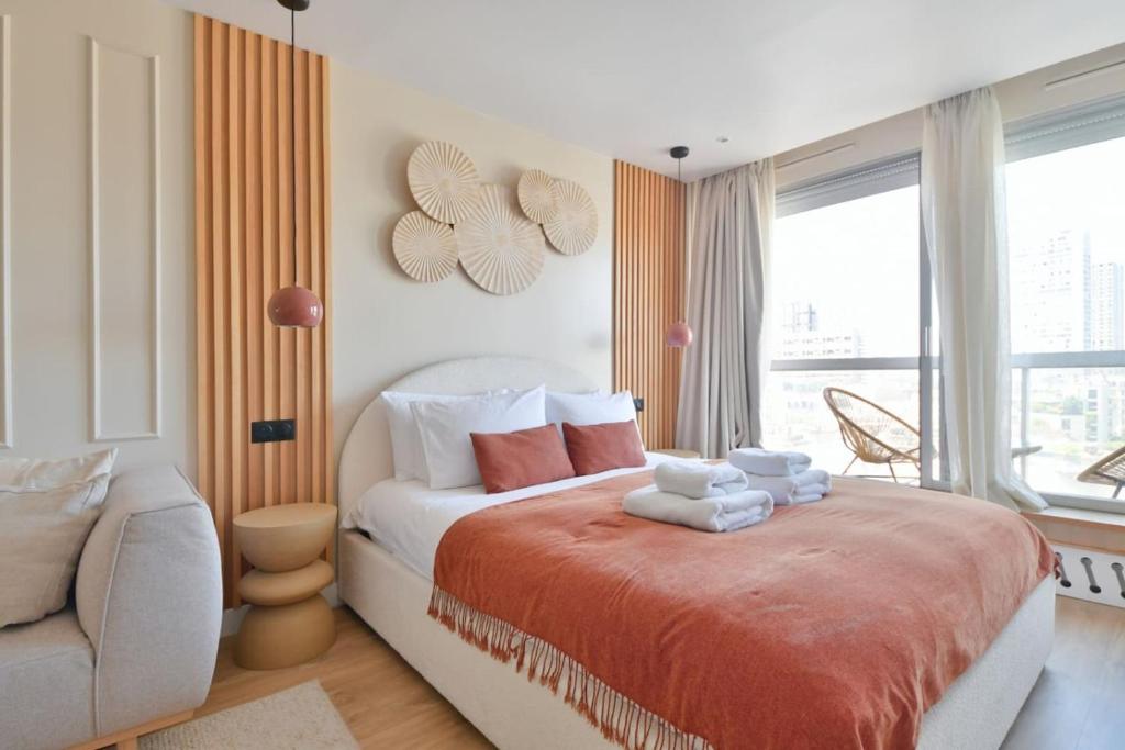 Best Eiffel Tower View Refurbished Studio - 4