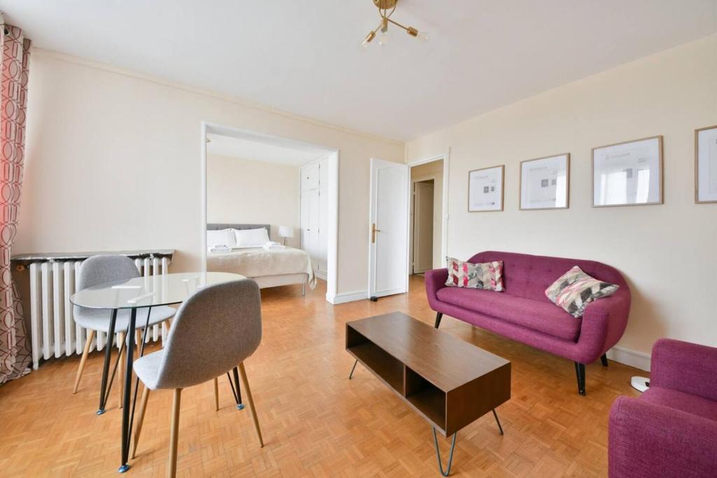 Vibrant 1BR with balcony and view of Eiffel Tower - 3