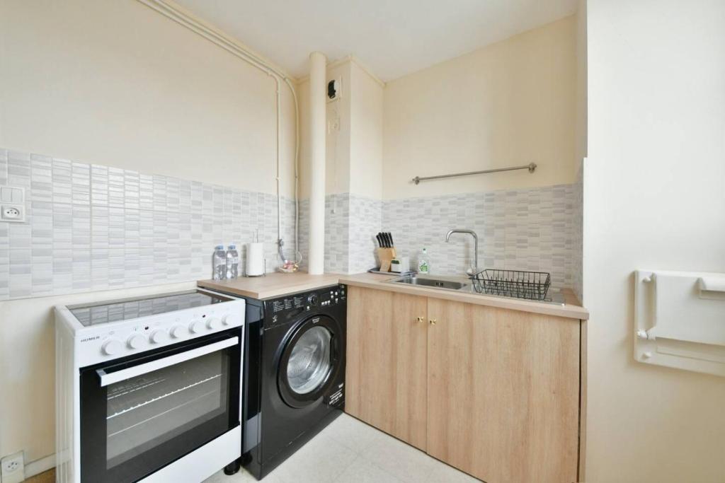 Vibrant 1BR with balcony and view of Eiffel Tower - 4