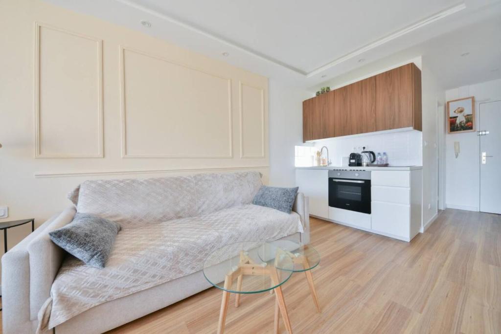 Modern Studio with Balcony near the Eiffel Tower - 5