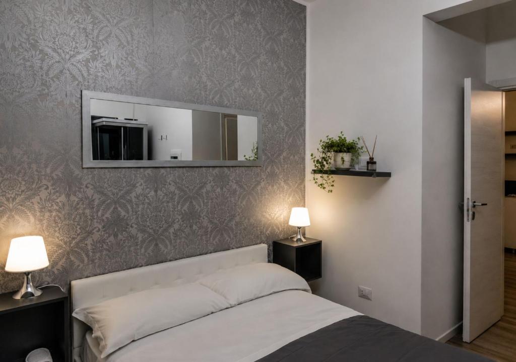 Inside Roma Rooms by DOT Suites - 4